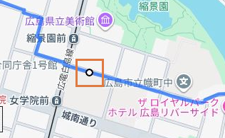 Googleマイマップのルート上にある白い点を、金色の枠で示した画面。
